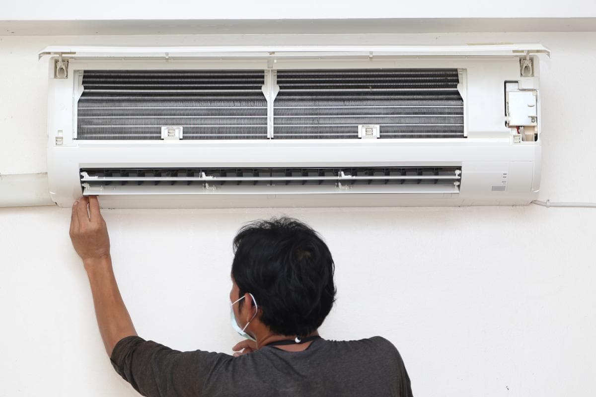 Máy lạnh chảy nước, kém lạnh: nguyên nhân và khi nào nên gọi thợ
