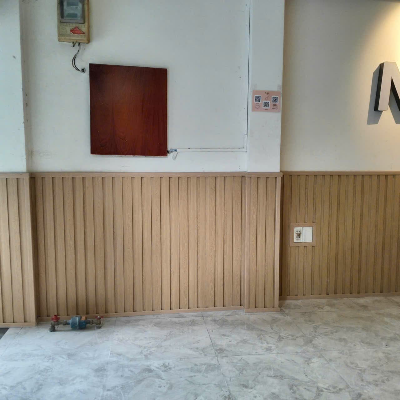 Ốp lam sóng giả gỗ chân tường