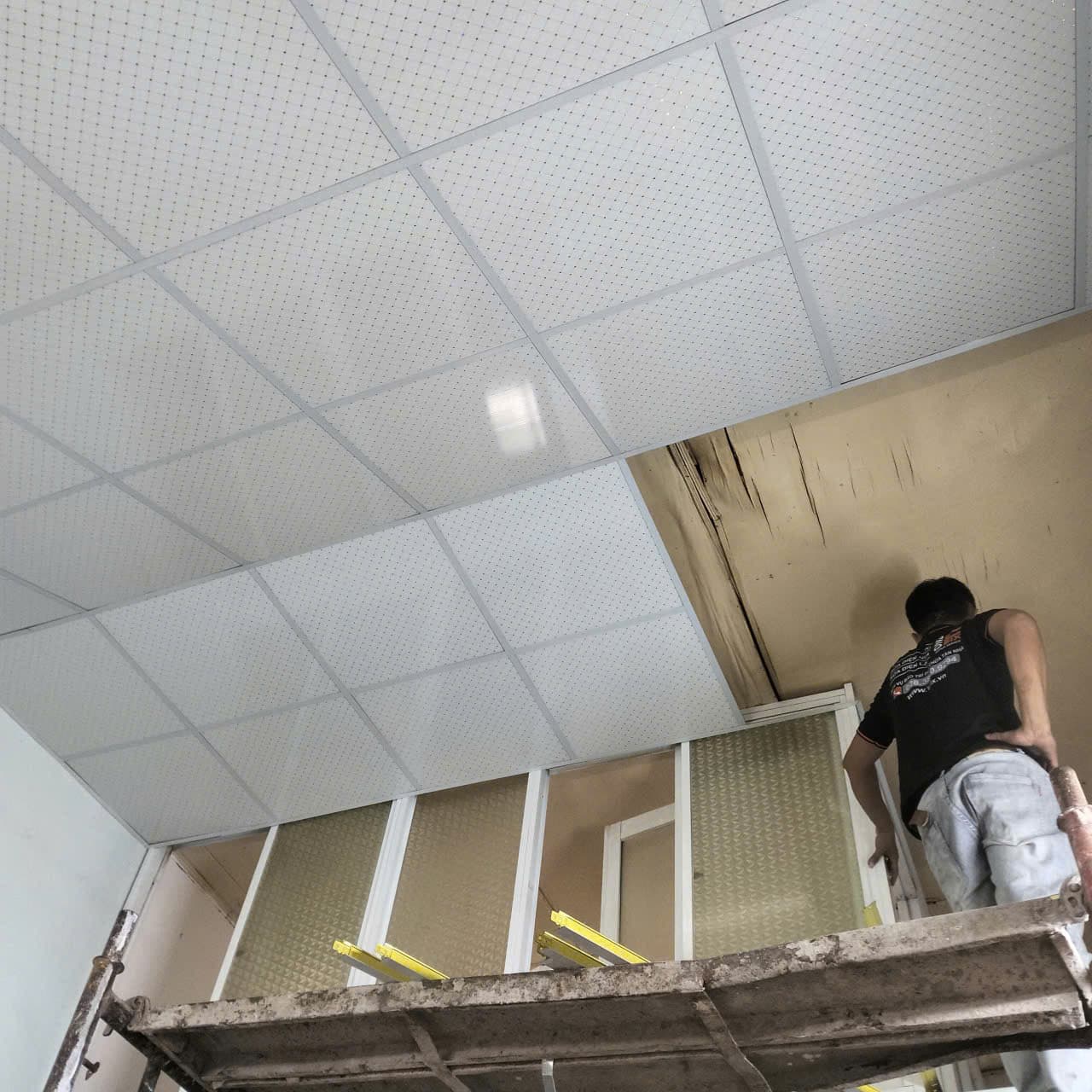 Đang lắp trần thả mới