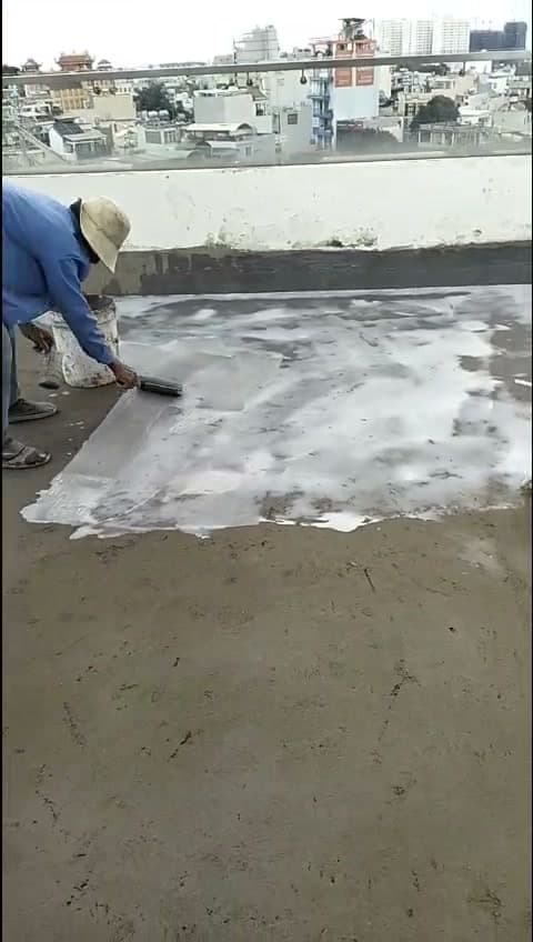 Quét lớp chống thấm đầu tiên bằng chổi, miết kỹ vào mặt bê tông