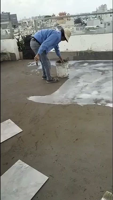 Lớp chống thấm loang dần ra sàn, quét từ trong ra lối đi để không giẫm lên lớp mới