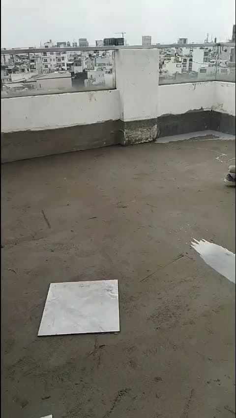 Toàn bộ chân tường quanh sân thượng được phủ một dải chống thấm đều tay