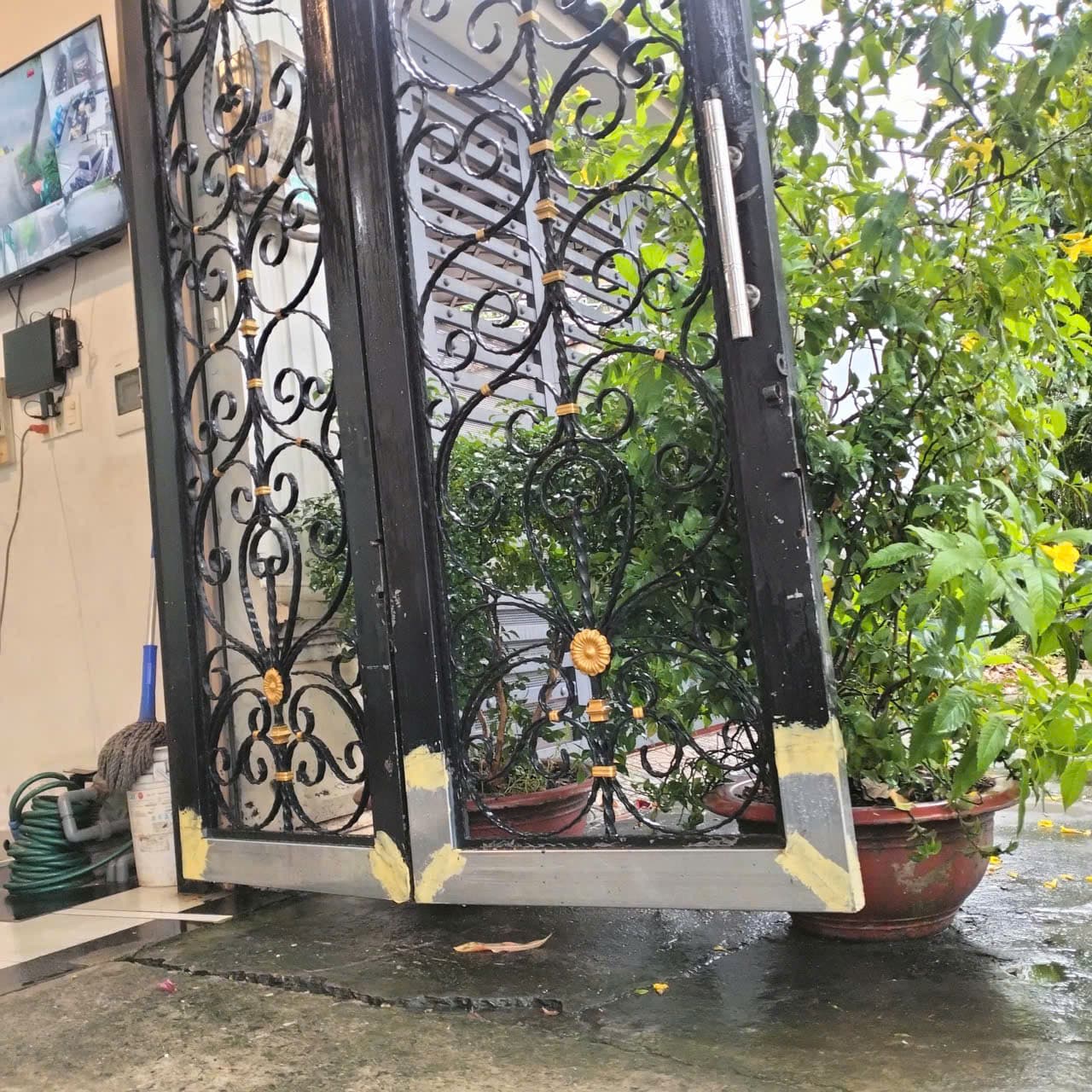 Chân cửa cũ bị mục được thay bằng sắt hộp mới, sơn lót chống rỉ ở mối hàn