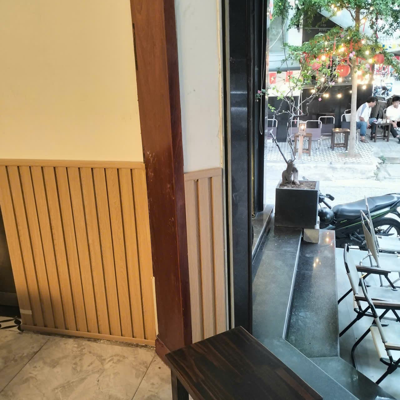 Mảng tường cạnh cửa kính sau khi hoàn thiện, nẹp viền khít