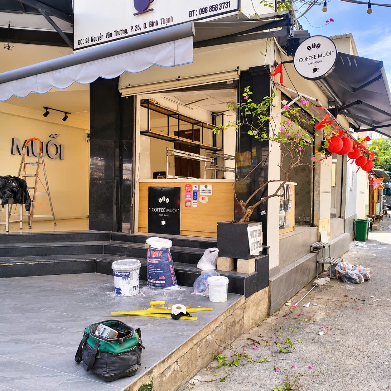 Tập kết bột trét, sơn ngay trước quán, gọn lối đi cho hàng xóm