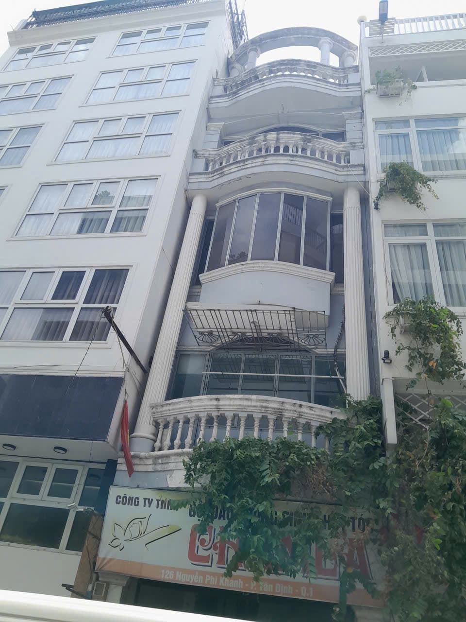 Mặt tiền nhìn từ dưới lên, tầng trệt kinh doanh