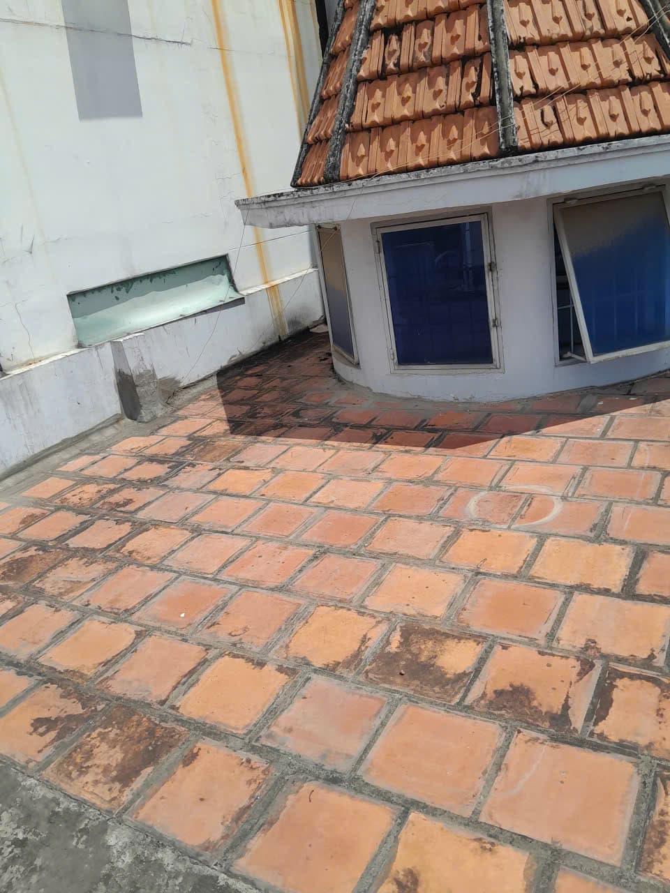 Gạch tàu sân thượng bong, rêu bám quanh mái