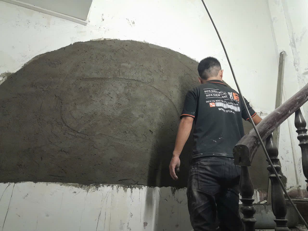 Trát vữa hoàn thiện mảng tường vòm cầu thang
