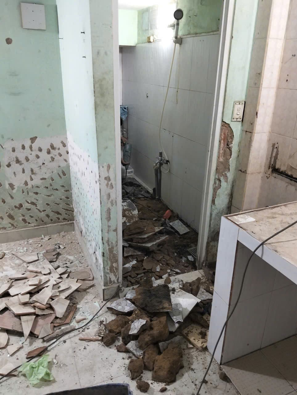 Tháo dỡ gạch cũ, chuẩn bị chống thấm nhà vệ sinh