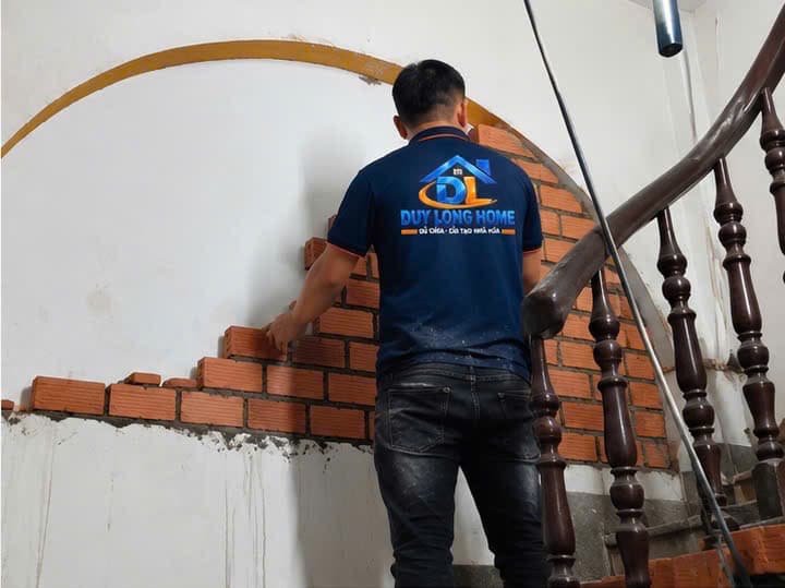 Đội thợ Duy Long Home xây lại tường vòm cầu thang