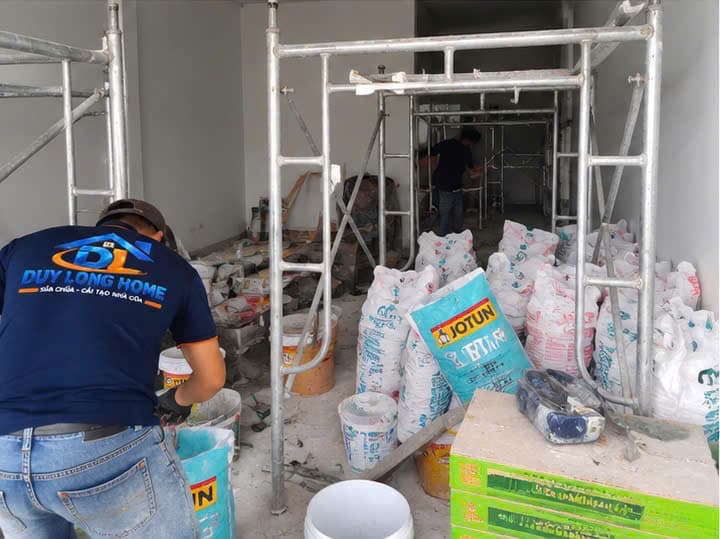 Pha trộn vật tư, chuẩn bị sơn bả trong nhà